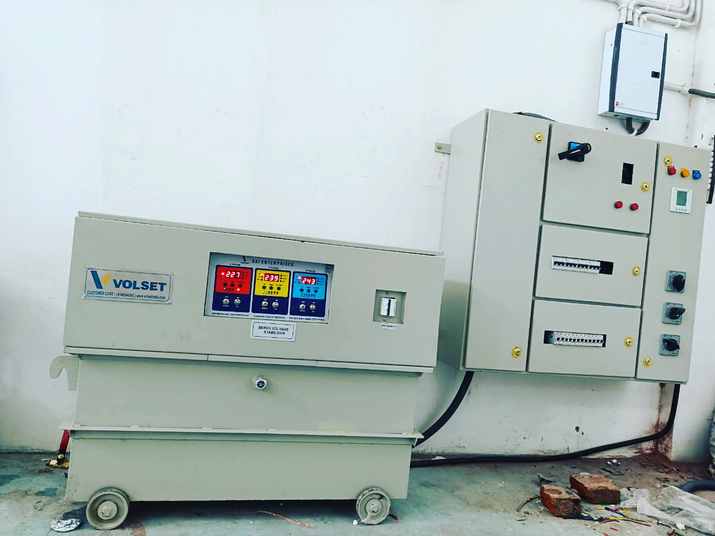 3 Phase Servo Voltage Stabilizer For Home Efficiency: High