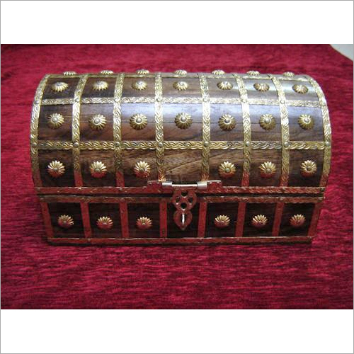 लकड़ी का गहनों का डिब्बा