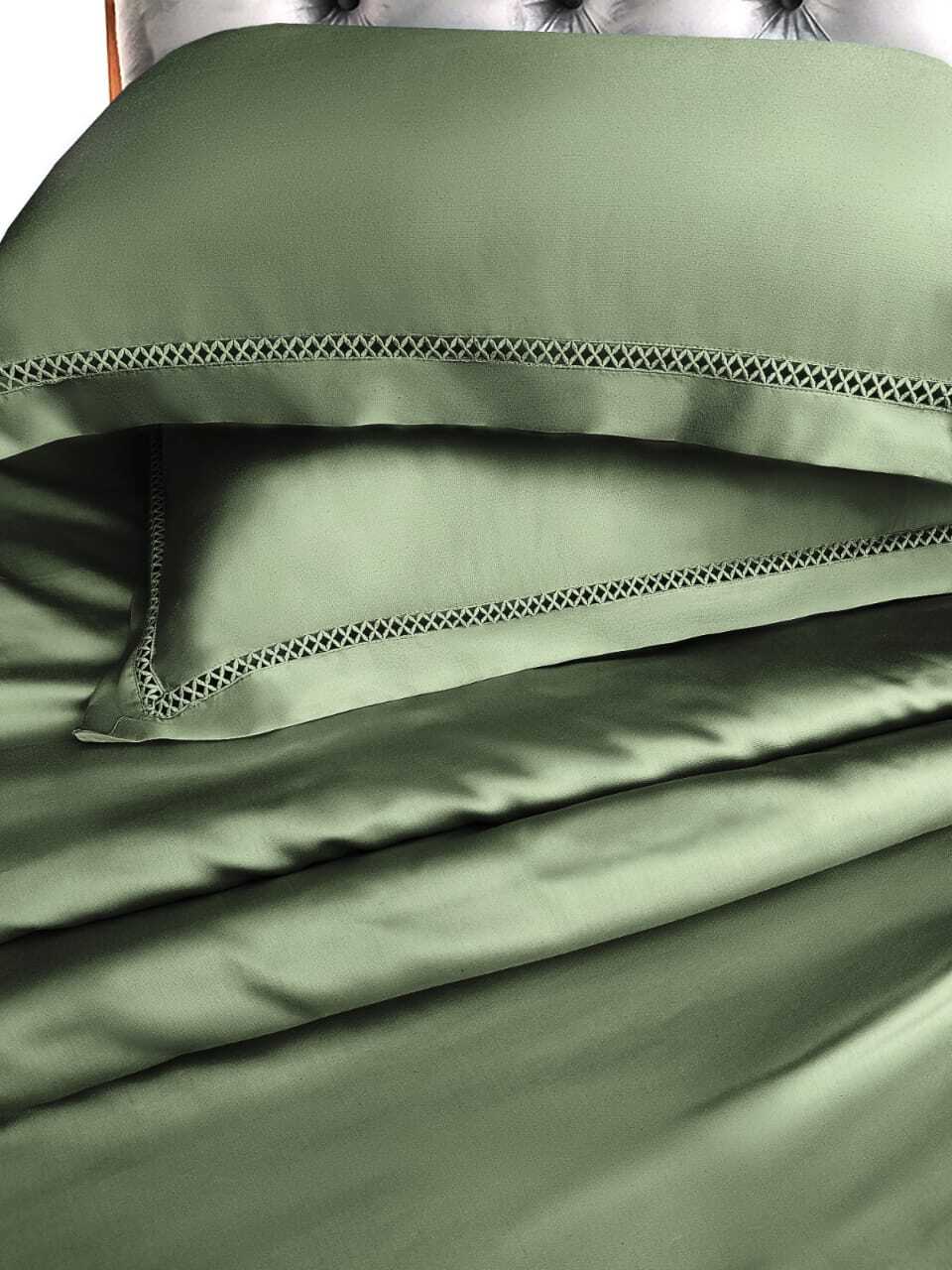 Multicolor Bed Cover With 2 Pillow Covers