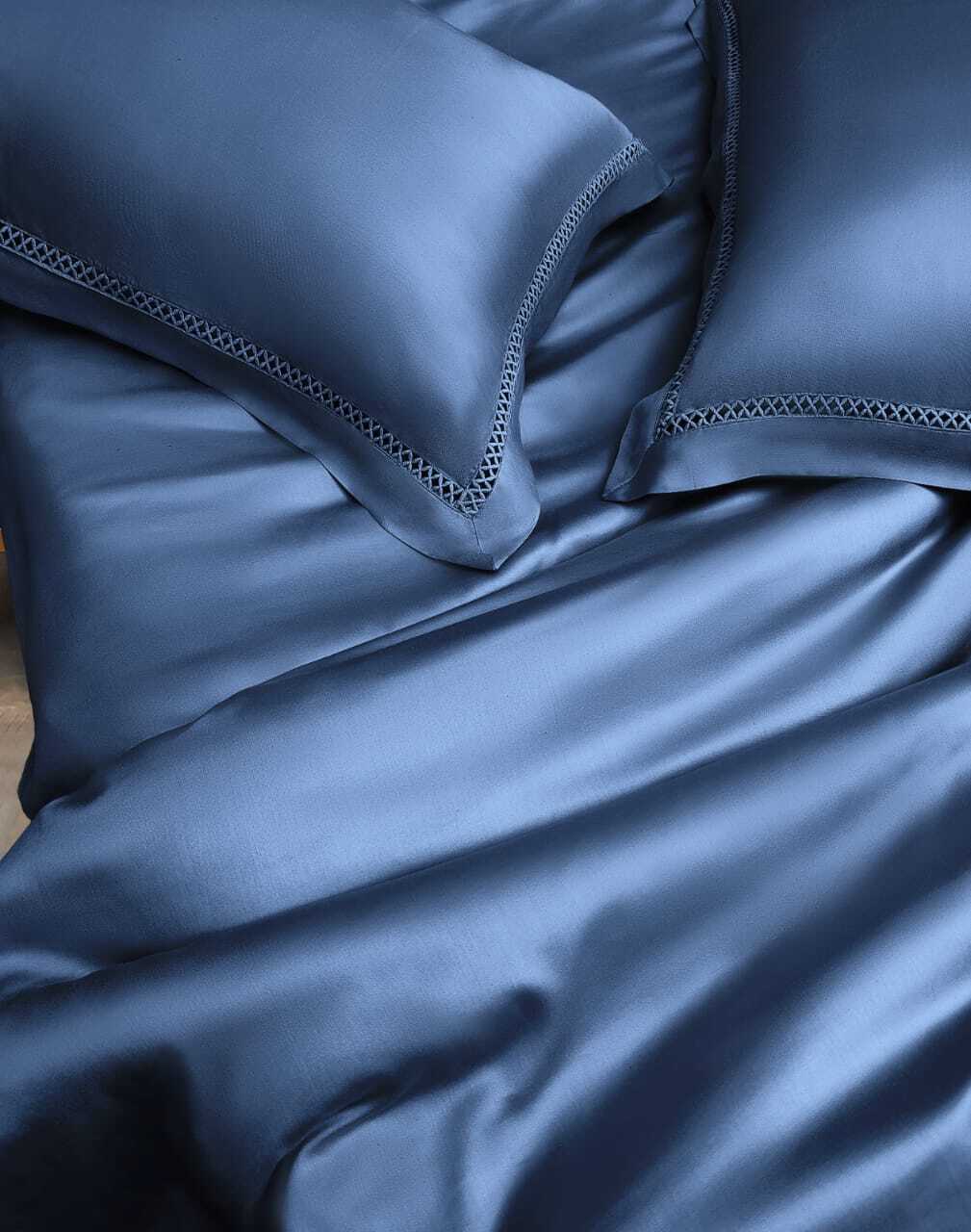 Multicolor Bed Cover With 2 Pillow Covers