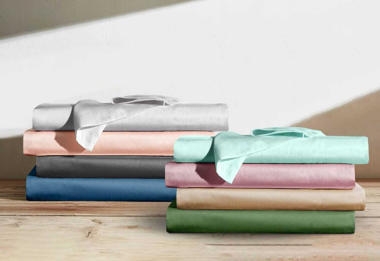 Multicolor Bed Cover With 2 Pillow Covers