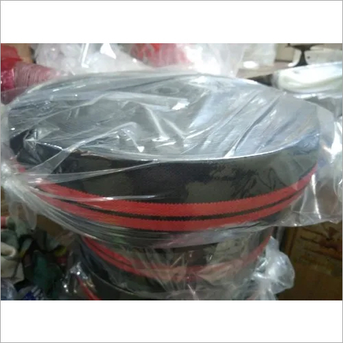 व्यायाम के लिए लाल इलास्टिक बैंड