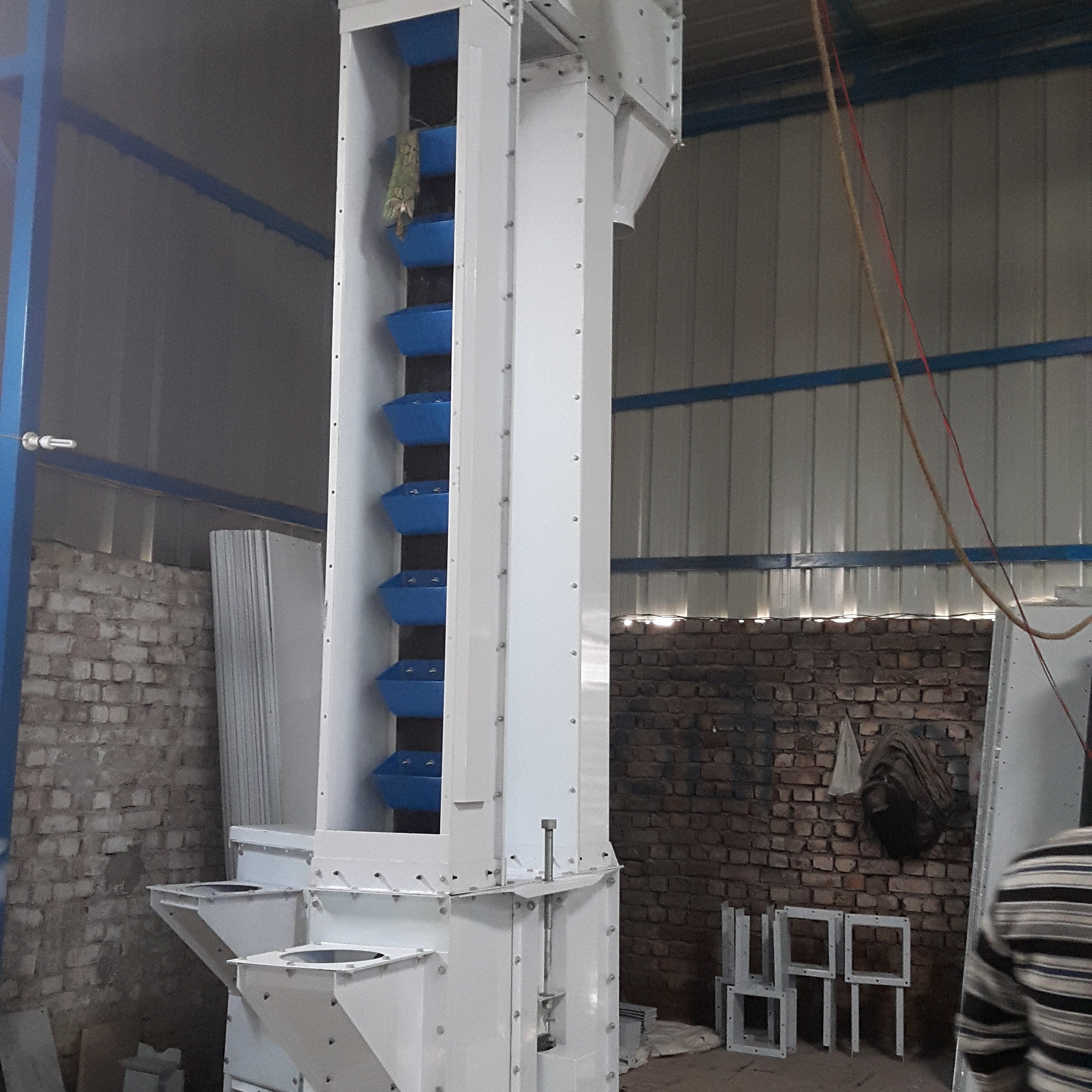 Bucket Elevator - High-strength Steel 10 Feet Tall Capacity | Durable Design Efficient Bulk Material Handling