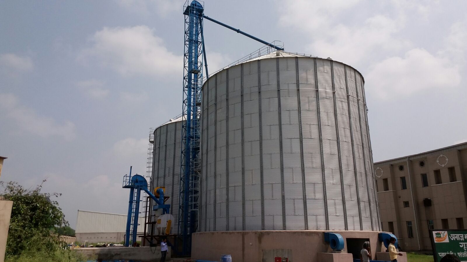 Bucket Elevator - High-strength Steel 10 Feet Tall Capacity | Durable Design Efficient Bulk Material Handling