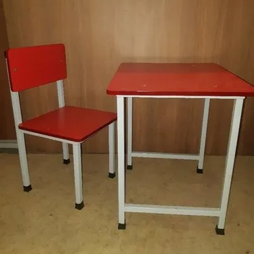 बच्चे के लिए कुर्सी के साथ लाल-सफेद सिंगल सीटर टेबल