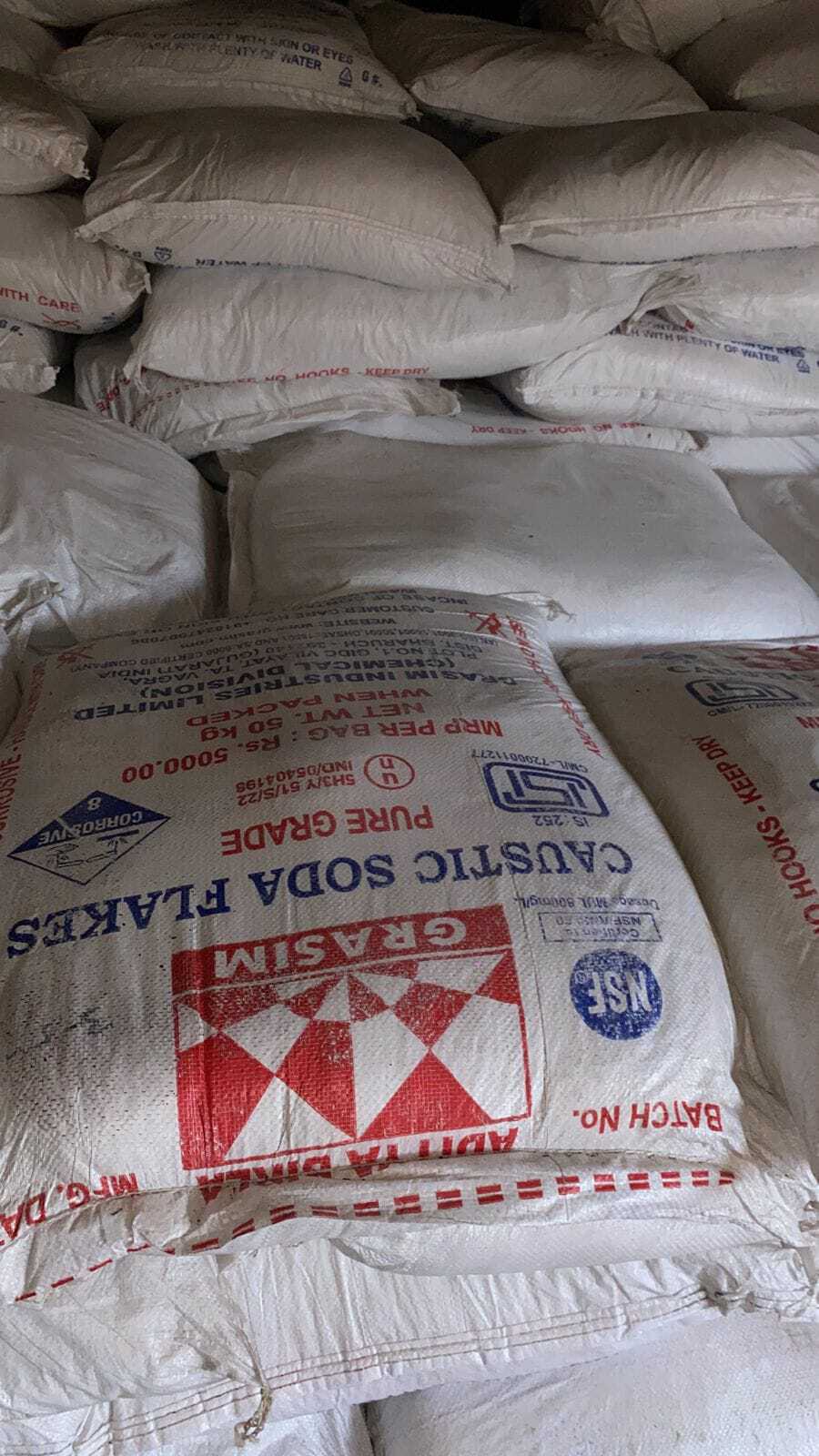 Caustic Soda Flakes - Industrial Grade 2.13 G/cm3 Density, White Flakes | Hygroscopic, Highly Soluble In Water, Melting Point 323 Â°C