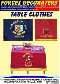 हाथ से कढ़ाई किया गया मेज़पोश