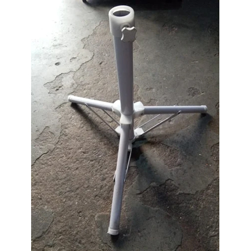 व्हाइट ट्राइपॉड अम्ब्रेला स्टैंड