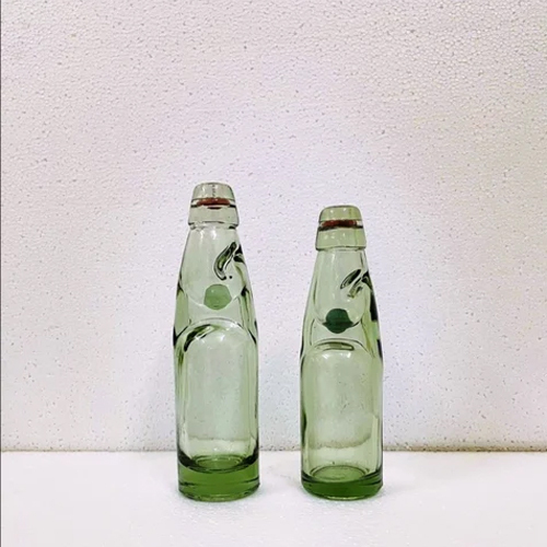 पारदर्शी ग्लास गोली सोडा की बोतलें