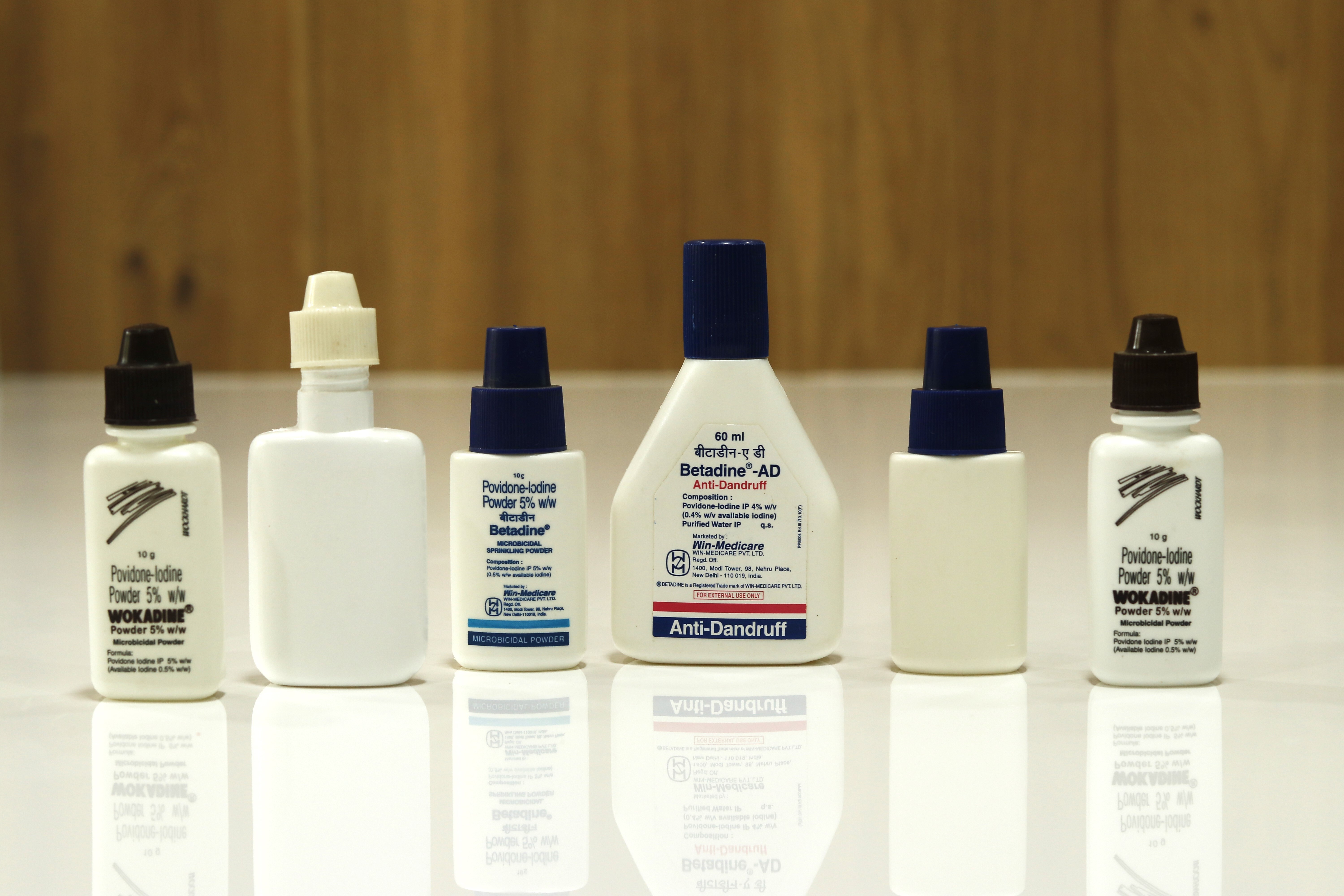 Dusting Pharmaceutical Plastic Powder Bottle - Plastic Material, 10-20 Gm Size, White, Blue, Brown Color | Warranty Available, Screw Cap Design