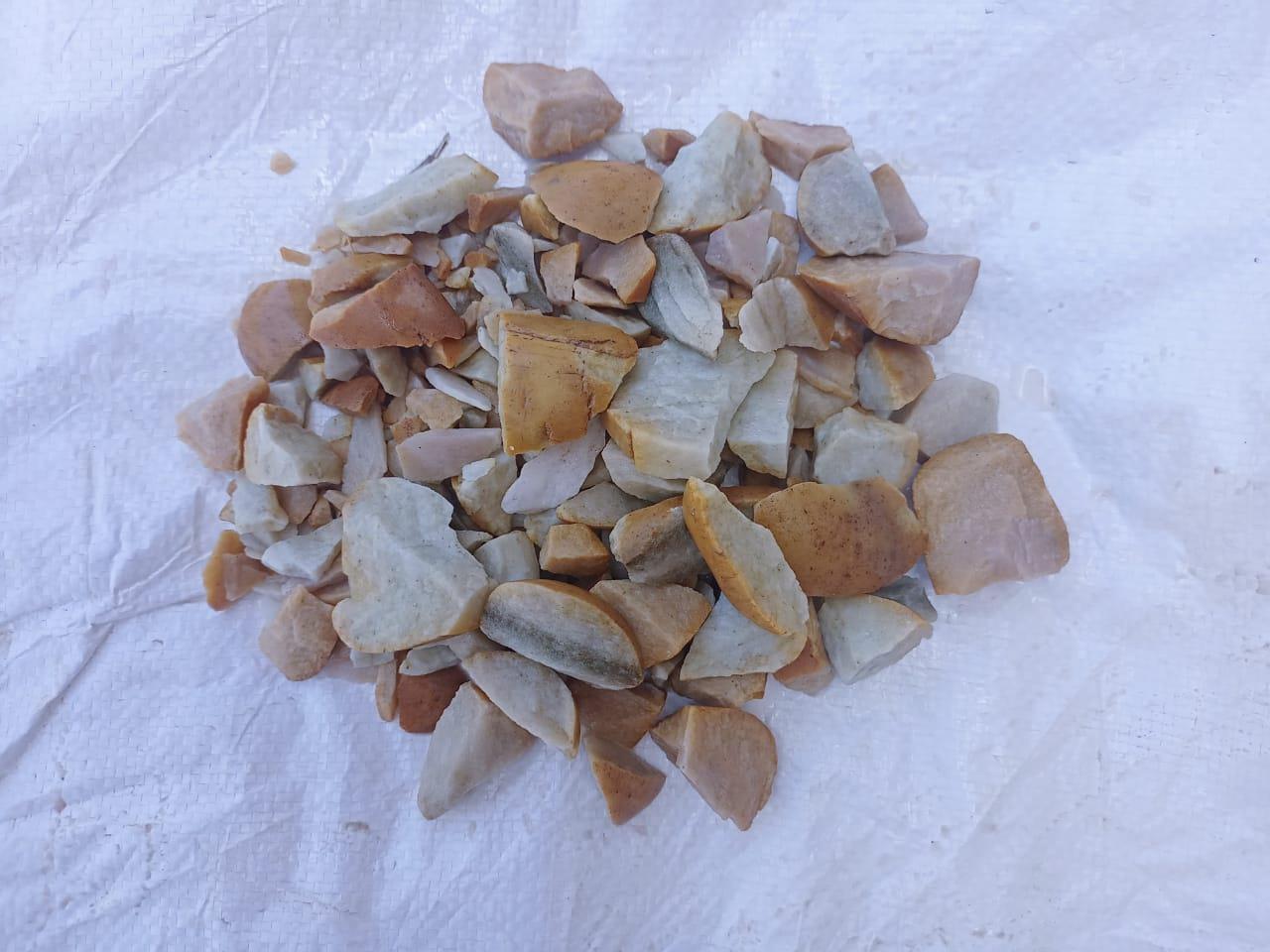 Crushed Stone Briz Color Shinny Sand Stone Floor Texture Disign Engineering Used Agate Aggrgate Stone Solid Surface