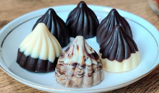 Choco Chips Modak - Rice Flour & Coconut Filling Dark Brown & White Colors | Chocolate Truffles Solid Form 3 Months Shelf Life