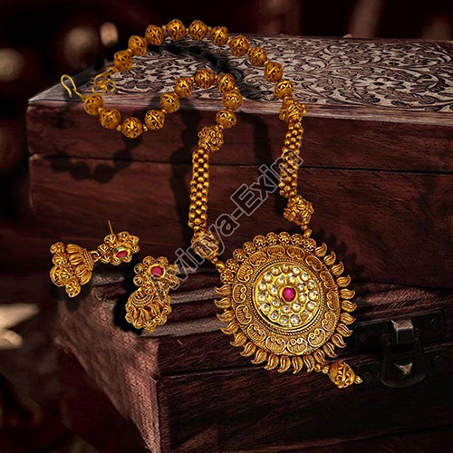 विभिन्न उपलब्ध लेडीज़ इमिटेशन नेकलेस सेट