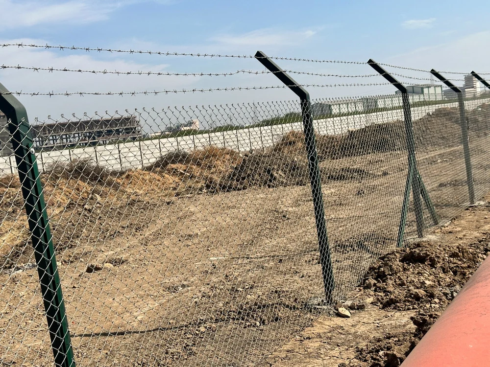 Chain Link Fencing Net - Stainless Steel, Silver | Durable Weather-resistant Mesh, Versatile Design For Security And Visibility