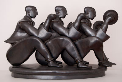 तीन व्यक्ति मंजीरा के साथ