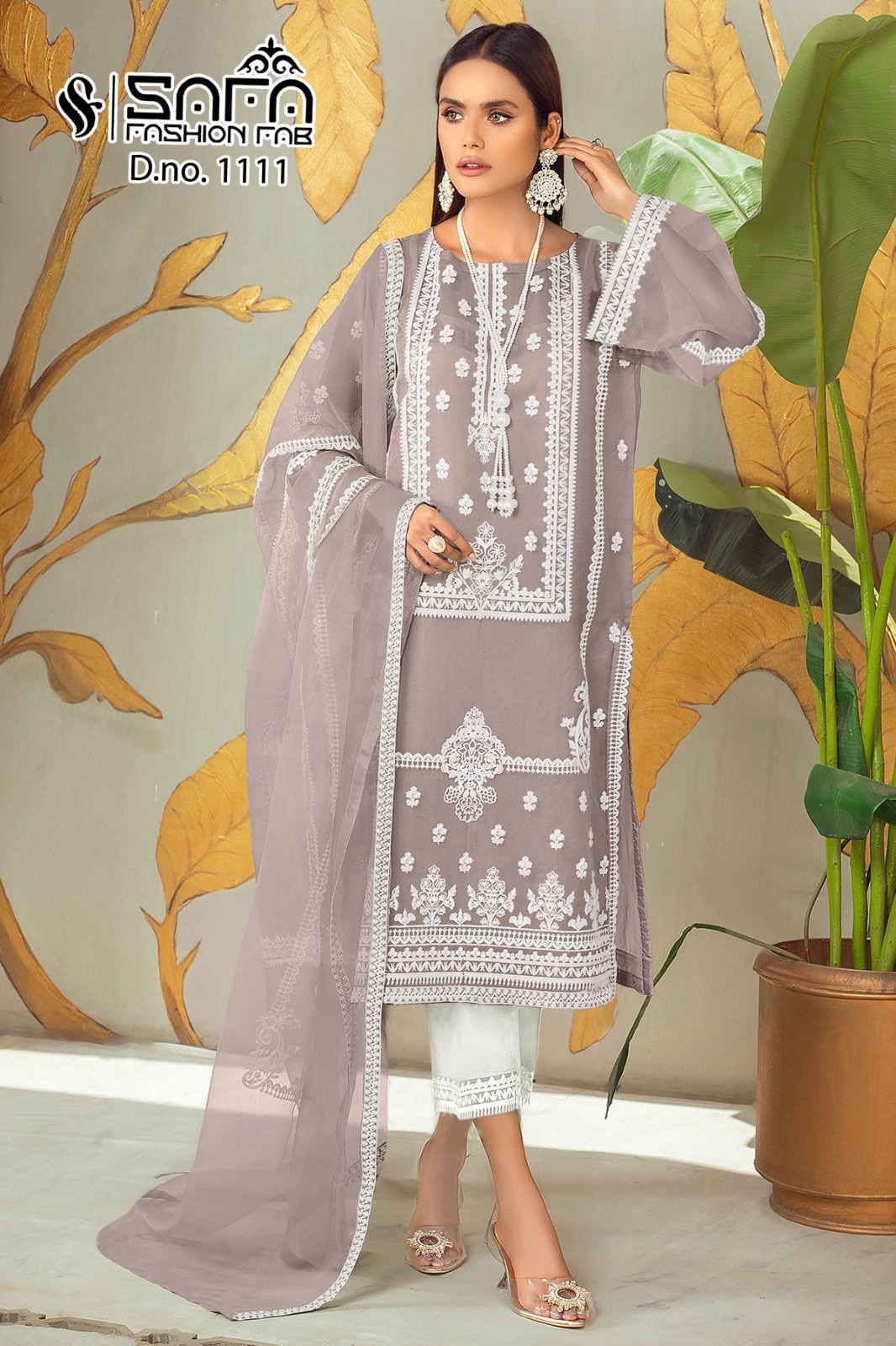 Classic Embroidered Pakistani Suit With Cigaret Pants at 1299.00 INR in  Surat
