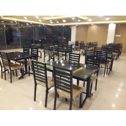 कैफे टेबल और कुर्सियां कारपेंटर असेंबली