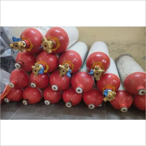 रेड एन व्हाइट सीएनजी सिलिंडर्स