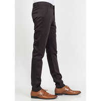 विभिन्न उपलब्ध पुरुषों के लिए काला ट्राउज़र