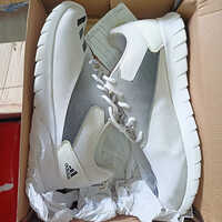 विभिन्न उपलब्ध सफेद खेल के जूते