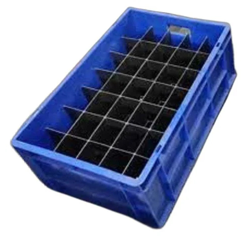 नीली प्लास्टिक की बोतल के बक्से