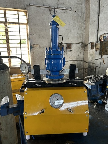 Valve Test Bench - Steel, 1m x 0.5m x 0.8m, Yellow | Portable Design, Easy Operation, Hydraulic Power, 1000 Bar Pressure Range, For Screw/Flanged Valves