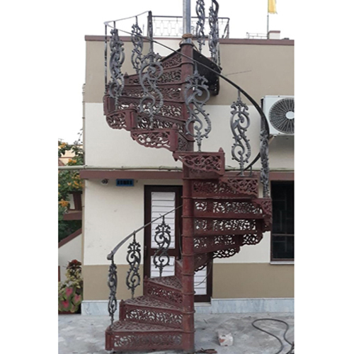 प्राचीन कास्ट आयरन सीढ़ी