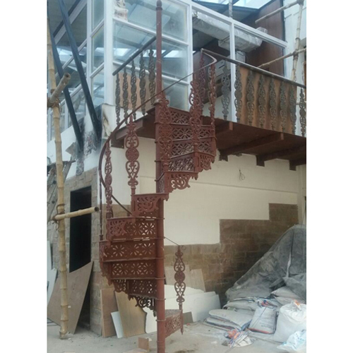 विंटेज कास्ट आयरन सर्पिल सीढ़ी