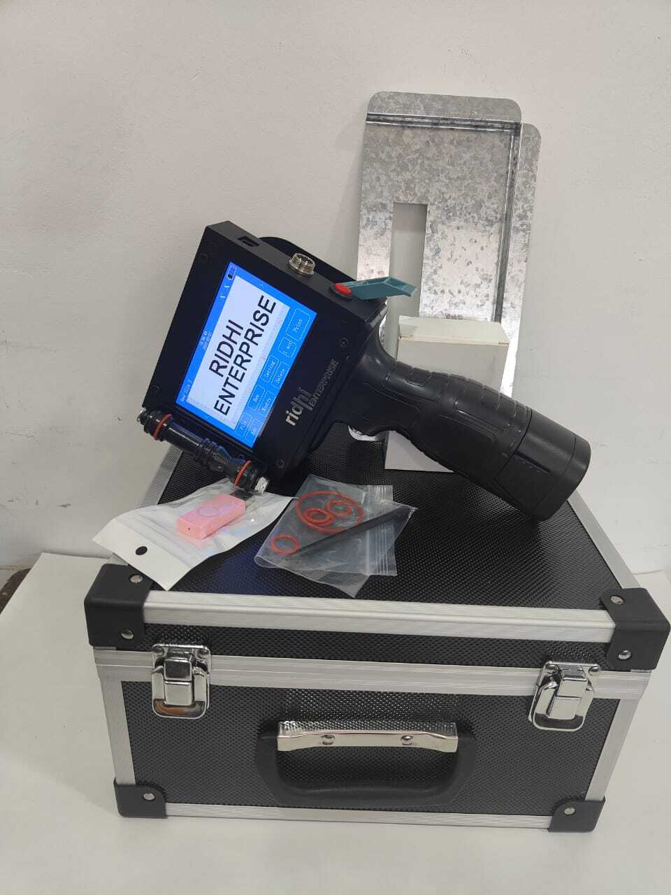 Ridhi Fxd Plus - 12.7 Mm Size Single Color | 4 Inch Touch Display High Bonding Ink Easy Operation Battery Backup 4-5 Hours Batch Coding Versatility