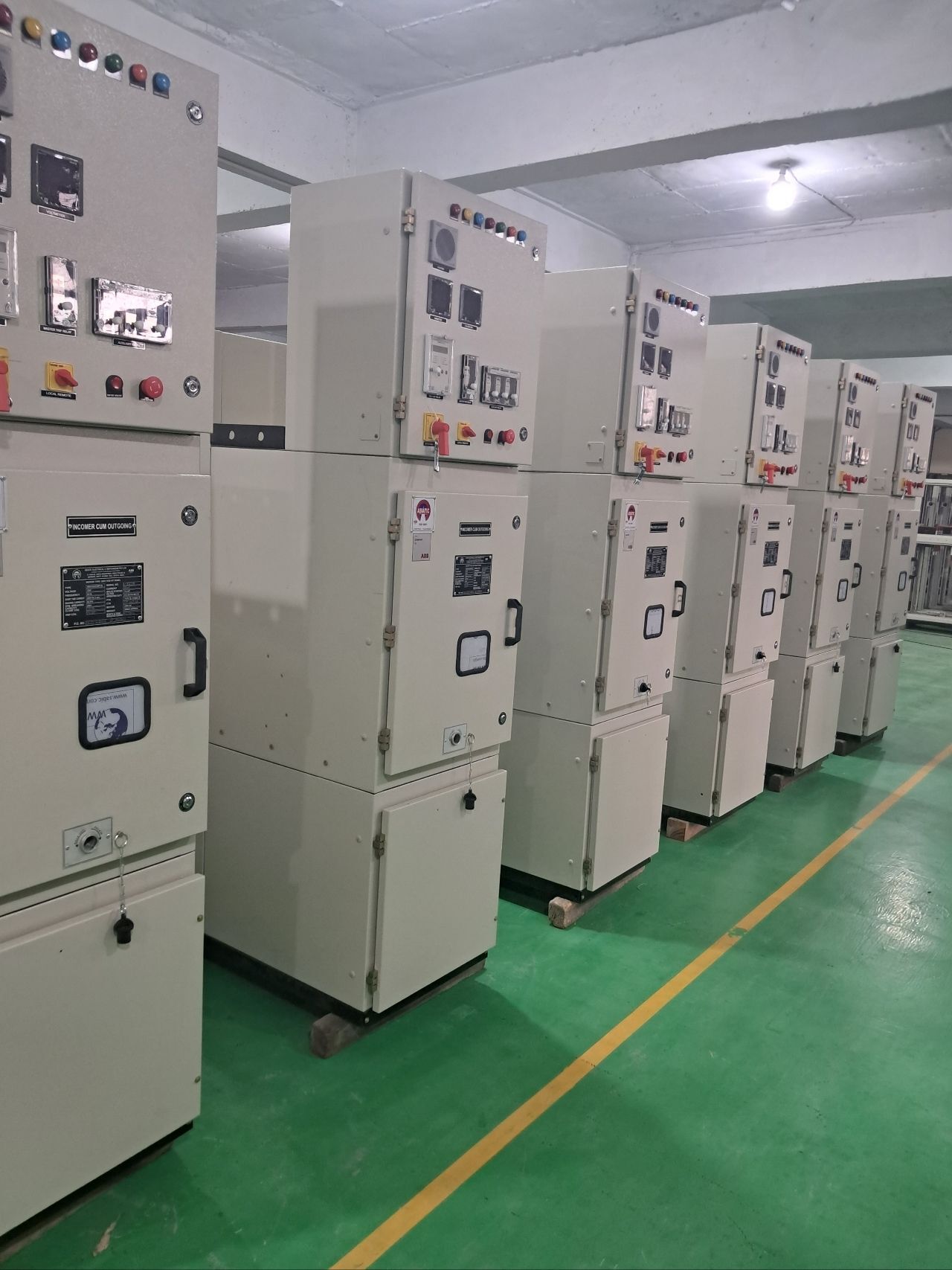 Outdoor Vcb Panel - Metal Base, 65x120x210 Cm | 2500a Max Current, Ip-54 Protection, 11-33 Kv Operating Voltage, Interlock Mechanism Included