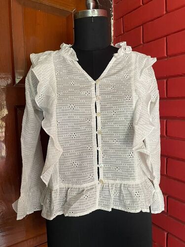 व्हाइट शिफली फ्लेयर टॉप