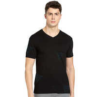  पुरुषों की काली टी-शर्ट