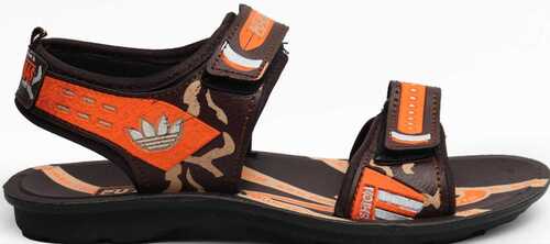 पुरुषों के लिए डिज़ाइन किए गए चप्पल