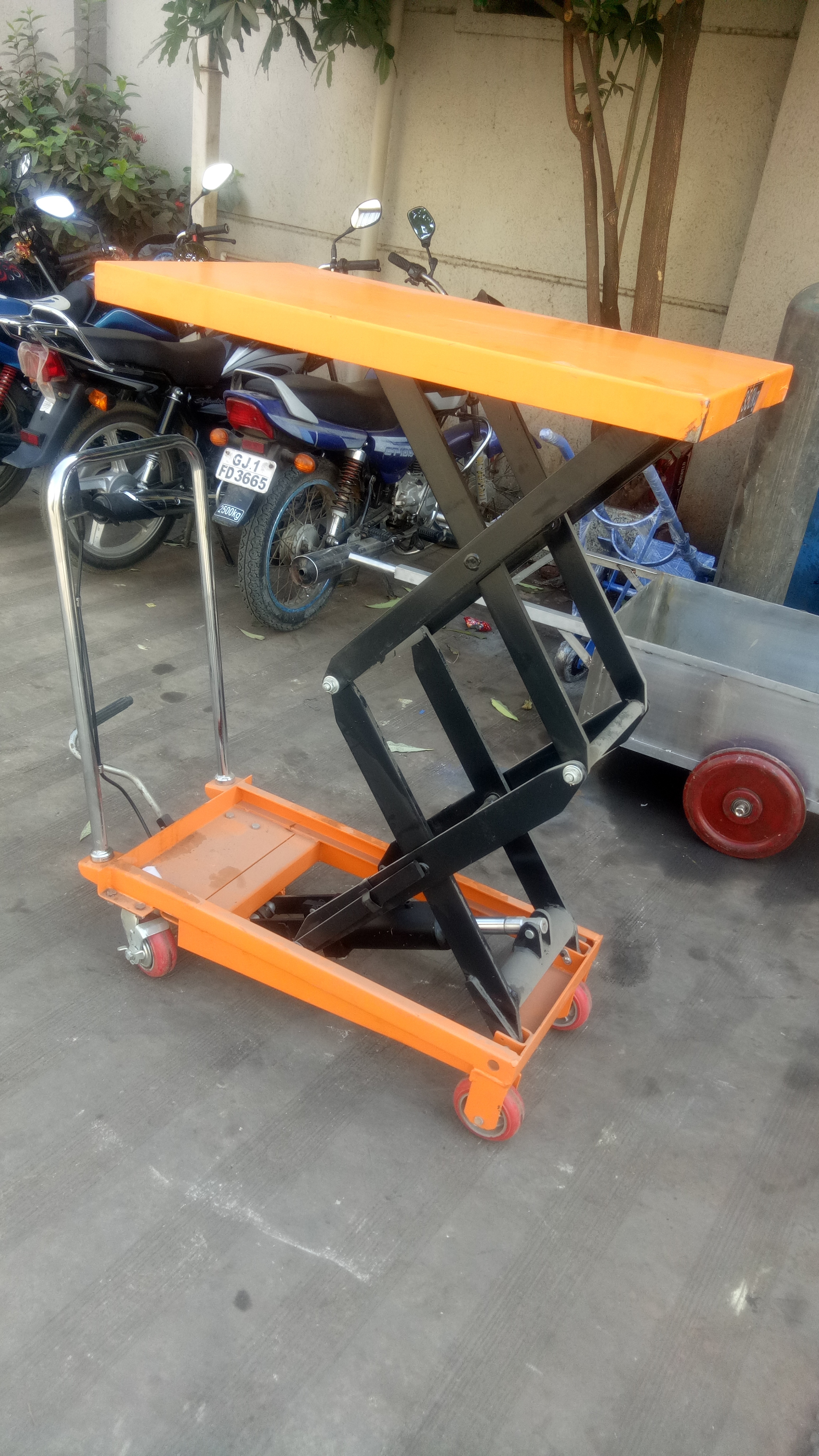 Hydraulic Die Loader - 200-300 Kg Lifting Capacity, 10-20 Ft Max Height | New, 12 Month Warranty, Ideal For Workshop Use
