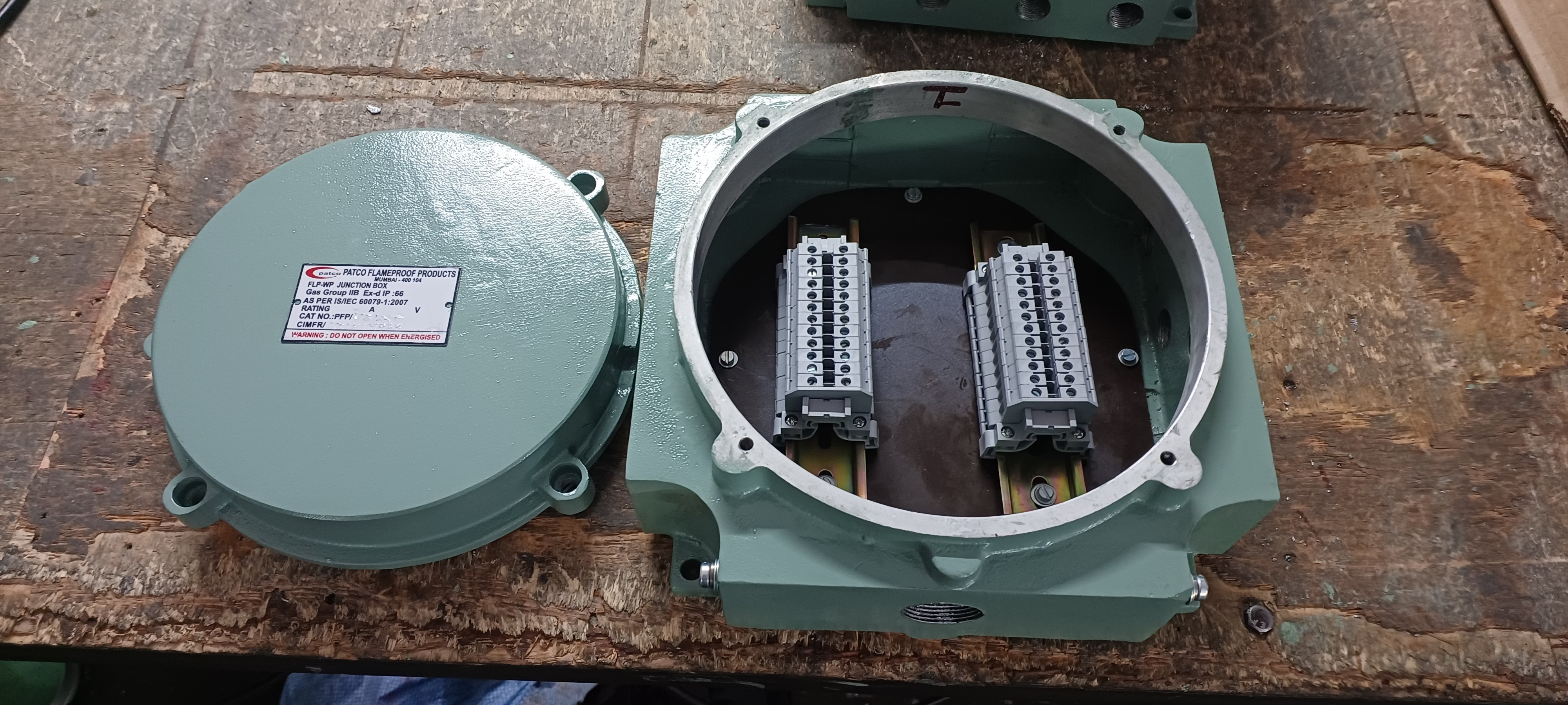 फ्लेमप्रूफ जंक्शन बॉक्स 250 X 250 मिमी