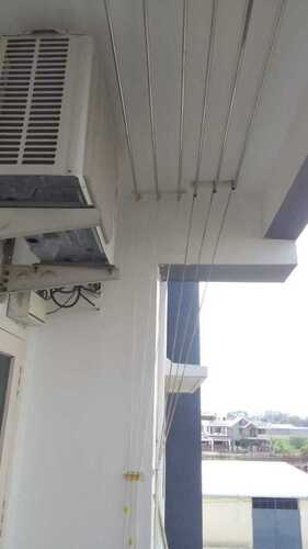 कावशेरी, केरल में सीलिंग माउंटेड पुल्ली प्रकार के कपड़ा सुखाने वाले हैंगर्स