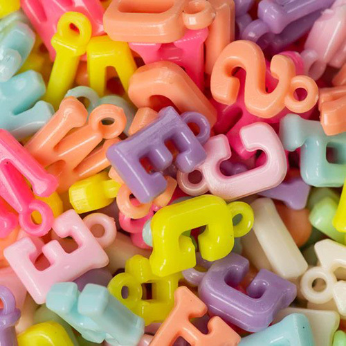 मल्टीकलर 15mm अल्फाबेट पेस्टल पेंडेंट बीड्स