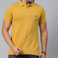 विभिन्न उपलब्ध पुरुषों की पीली टी-शर्ट