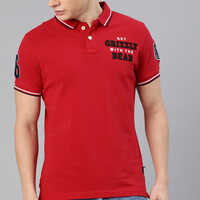 विभिन्न उपलब्ध पुरुषों की लाल पोलो टी-शर्ट