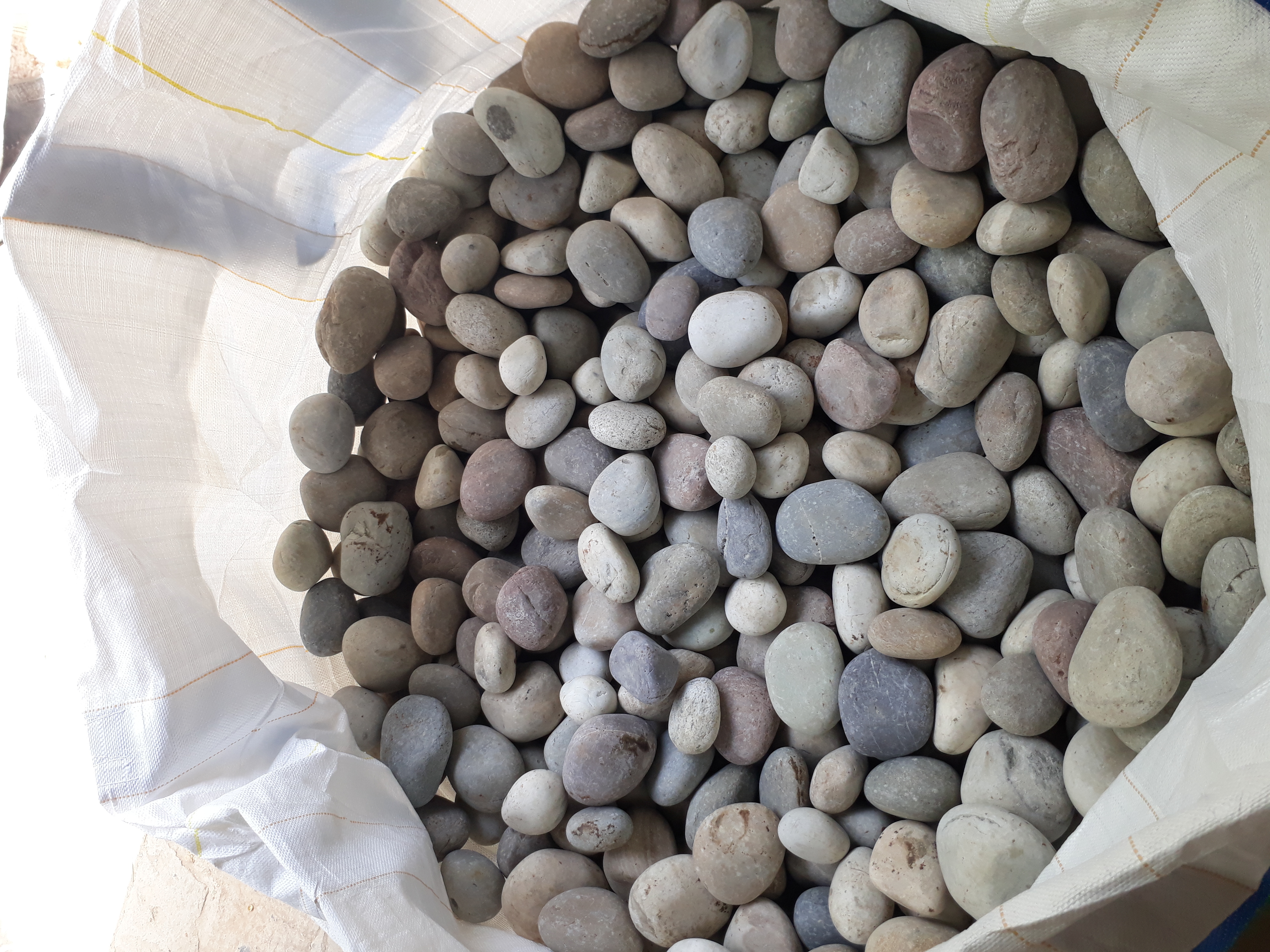 Off White Or Light Yellow Natural Stone Polished Pebbles And River Stone Glossy Polished Round Smooth Tumble Stone - Artificial Stone Type: Solid Surface