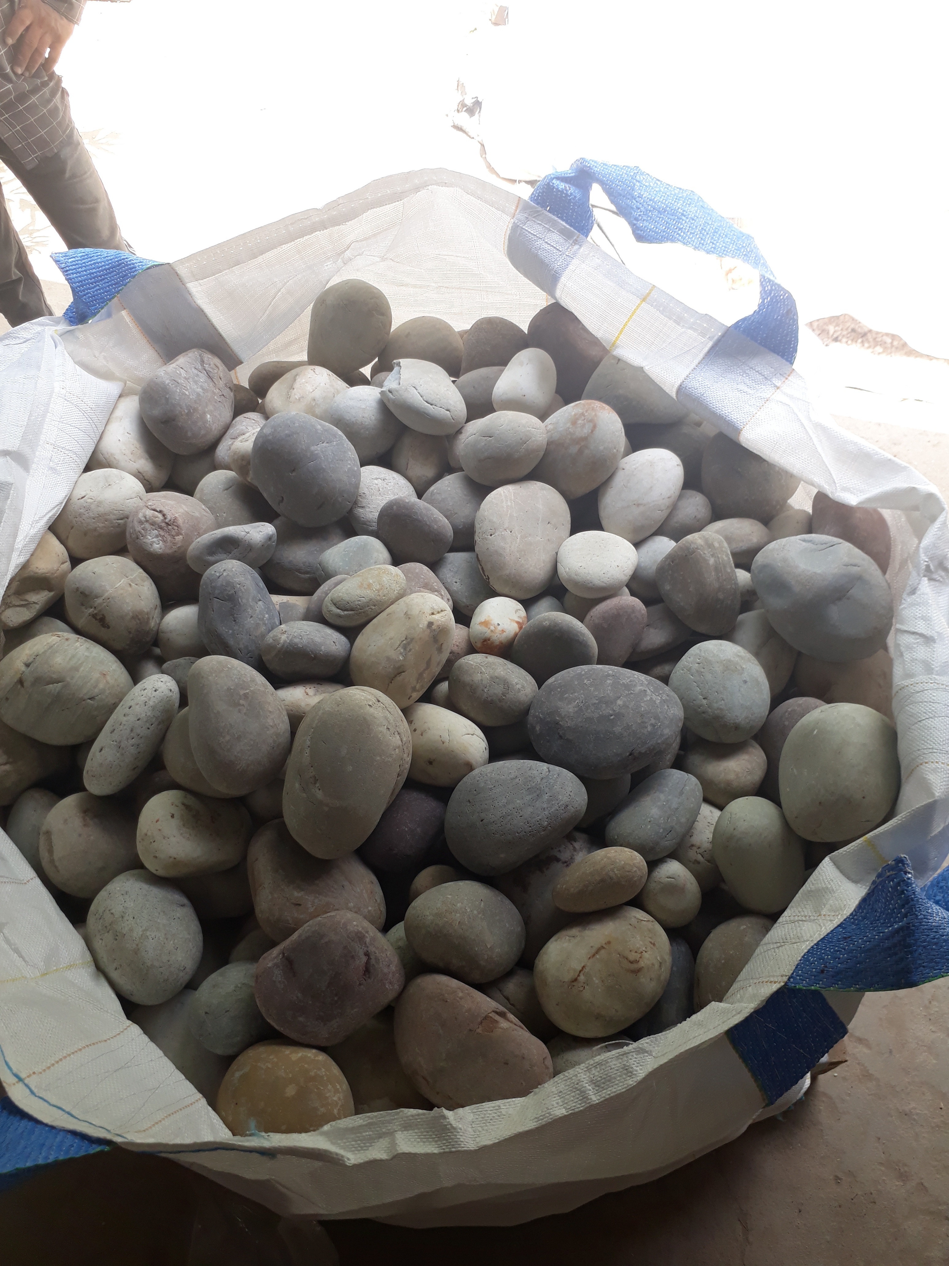 Off White Or Light Yellow Natural Stone Polished Pebbles And River Stone Glossy Polished Round Smooth Tumble Stone - Artificial Stone Type: Solid Surface