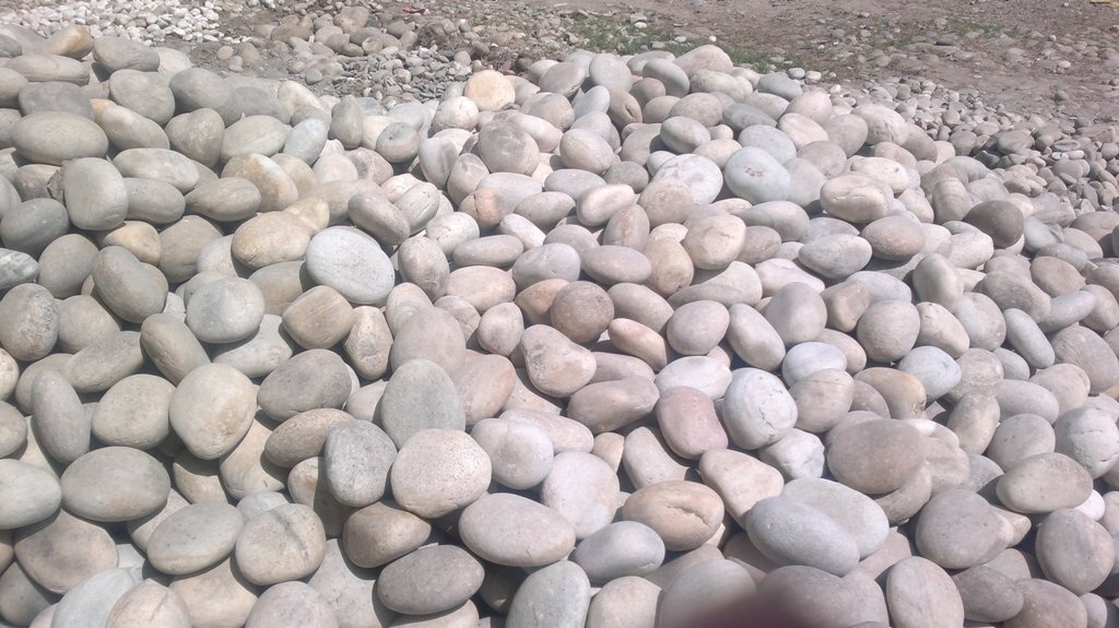 Off White Or Light Yellow Natural Stone Polished Pebbles And River Stone Glossy Polished Round Smooth Tumble Stone - Artificial Stone Type: Solid Surface