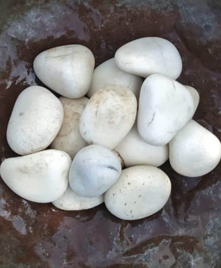 Off White Or Light Yellow Natural Stone Polished Pebbles And River Stone Glossy Polished Round Smooth Tumble Stone - Artificial Stone Type: Solid Surface