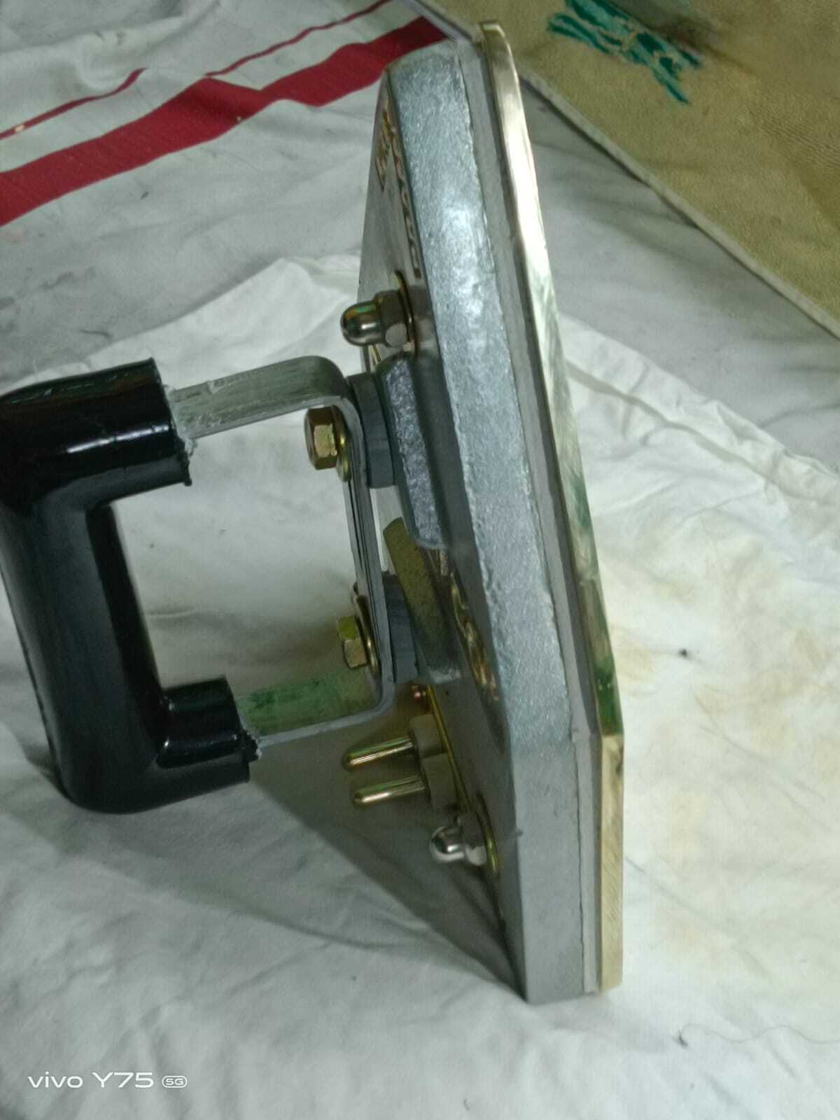 Bestco 16 Pound Brass Base Heavy Duty Iron - Dimension (L*w*h): 30*20*20 Centimeter (Cm)