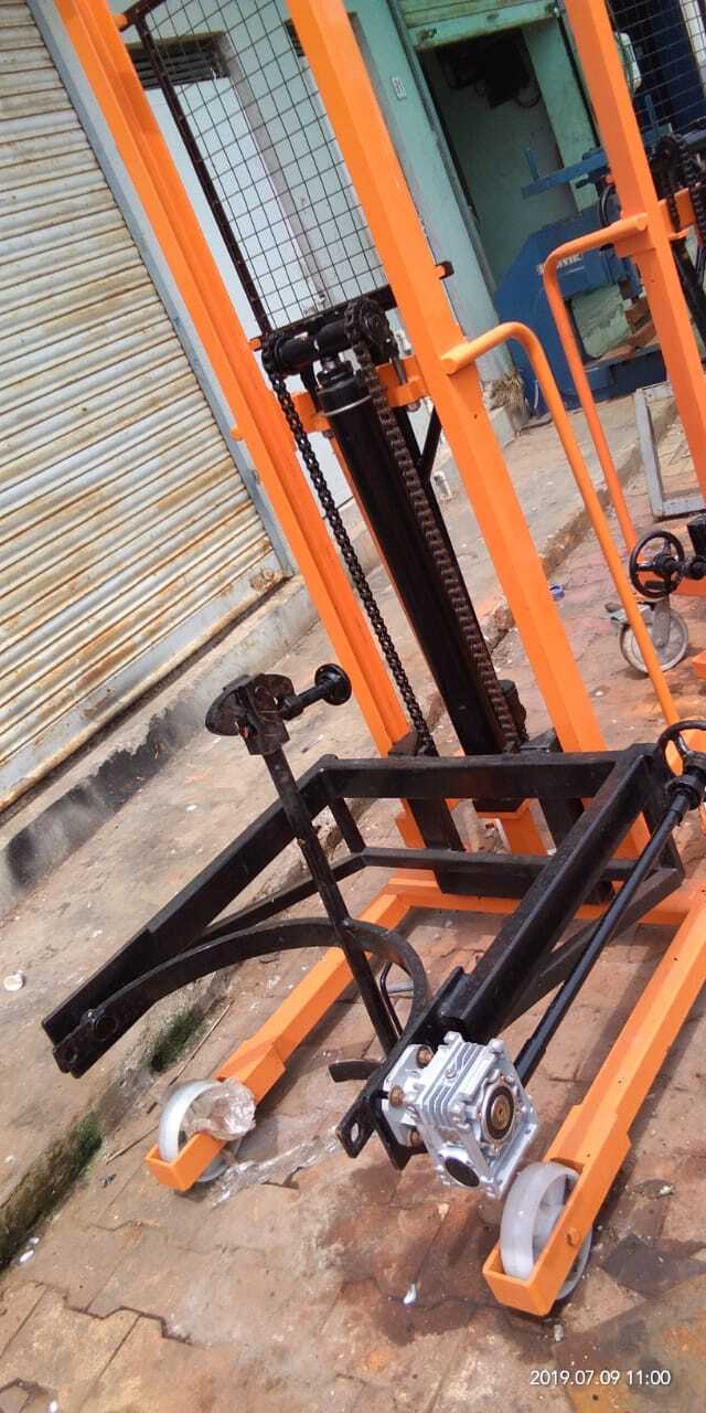 Hydraulic Drum Lifter Cum Tilter Lifting Capacity: 500 Kilograms (Kg)