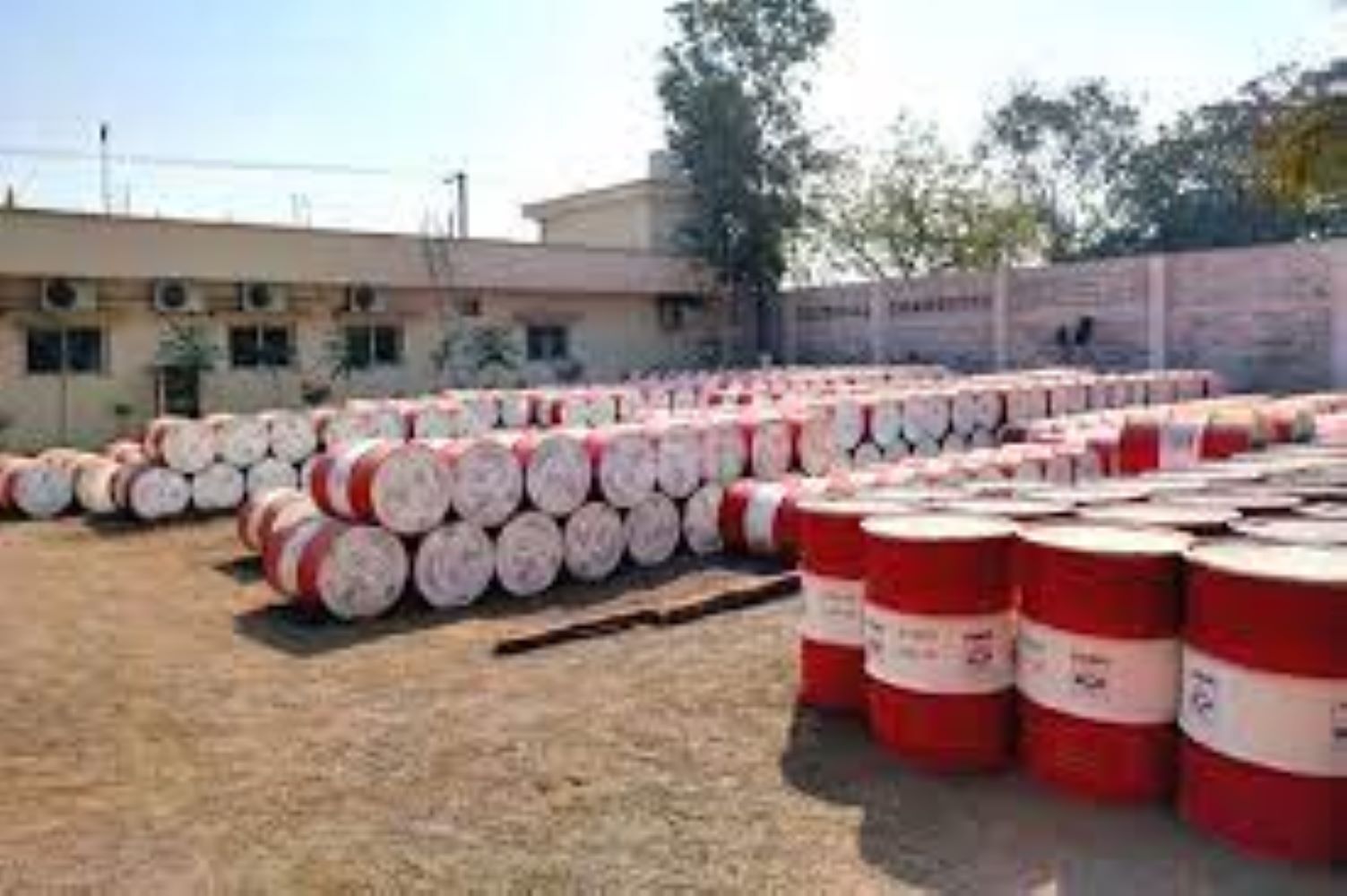 Hp Trimofin - Medium Viscosity Staining Ep Cutting Oil , Active Sulfur & Chlorine Additives For Heavy-duty Machining Operations