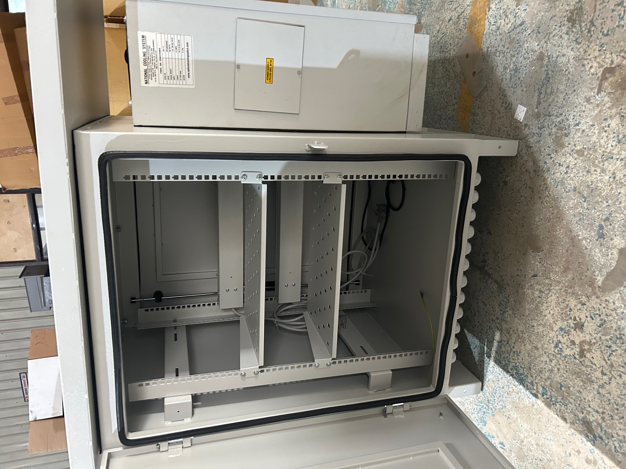Battery Cabinet - Features: Dust-proof