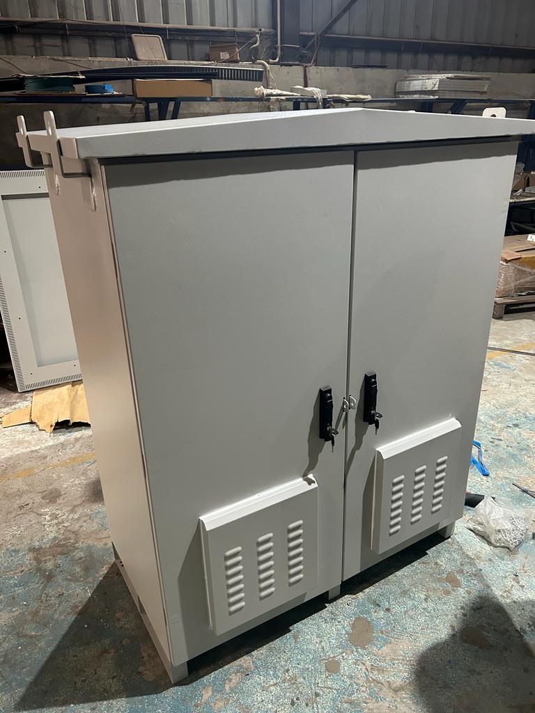 Battery Cabinet - Features: Dust-proof