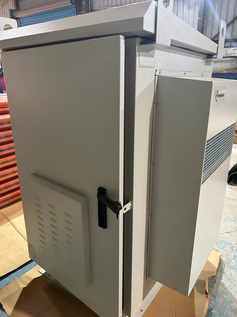 Battery Cabinet - Features: Dust-proof