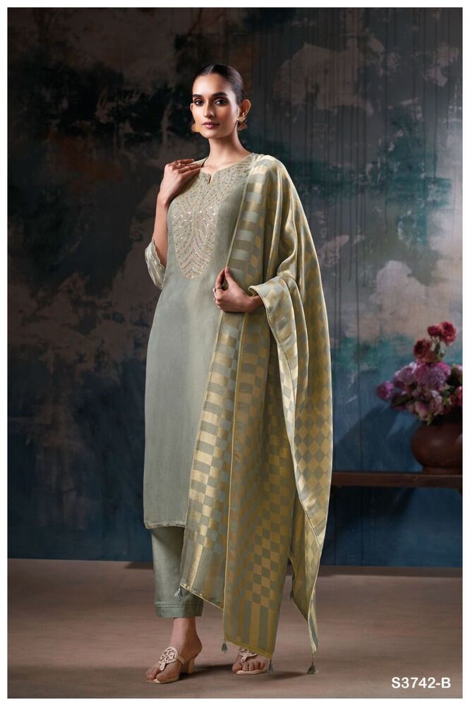 ग्रीन इंडियन लेडीज़ सूट